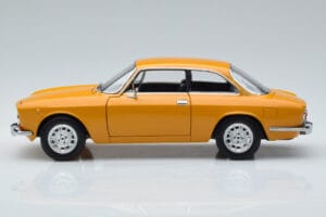 Alfa Romeo 1750 GTV Kollane Norev 1:18 187910 Metall - pilt 4/7