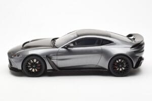 Aston Martin V12 Vantage Magnetic Hõbe GT Spirit 1:18 GT443 Vaik - pilt 3/6