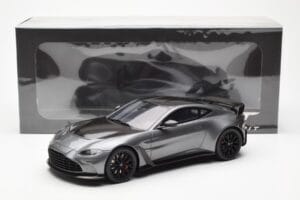 Aston Martin V12 Vantage Magnetic Hõbe GT Spirit 1:18 GT443 Vaik - pilt 6/6