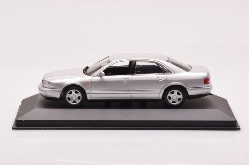 Audi A8 D2 Hõbedane Minichamps 1:43