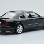 Audi S8 D2 Roheline Otto 1:18 - image 2 of 6