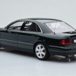 Audi S8 D2 Roheline Otto 1:18 - image 5 of 6