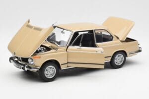 BMW 2002 Ti E10 Sahara Beež Kyosho 1:18 08541BG Metall - pilt 2/8