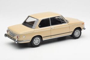 BMW 2002 Ti E10 Sahara Beež Kyosho 1:18 08541BG Metall - pilt 3/8
