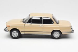 BMW 2002 Ti E10 Sahara Beež Kyosho 1:18 08541BG Metall - pilt 4/8