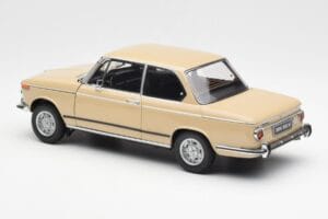 BMW 2002 Ti E10 Sahara Beež Kyosho 1:18 08541BG Metall - pilt 7/8