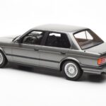 BMW 325i E30 Sedaan Dolphin Hall Otto 1:18 - image 5 of 6