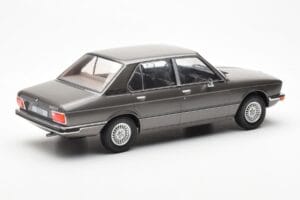 BMW 520i E28 Hall MCG 1:18 MCG18121 Metall - pilt 2/6