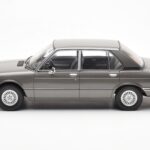 BMW 520i E28 Hall MCG 1:18 - image 3 of 6