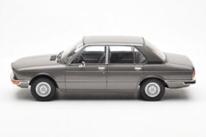 BMW 520i E28 Hall MCG 1:18 MCG18121 Metall - pilt 3/6