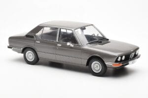 BMW 520i E28 Hall MCG 1:18 MCG18121 Metall - pilt 4/6