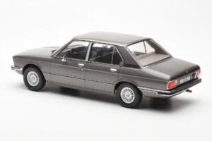 BMW 520i E28 Hall MCG 1:18 MCG18121 Metall - pilt 5/6