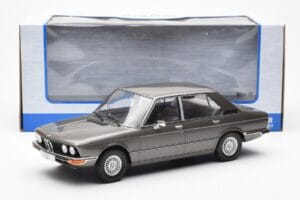 BMW 520i E28 Hall MCG 1:18 MCG18121 Metall - pilt 6/6
