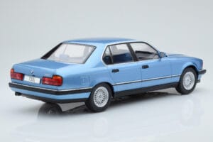 BMW 7 Series E32 730i Sinine MCG 1:18 MCG18160 Metall - pilt 2/5