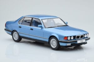BMW 7 Series E32 730i Sinine MCG 1:18 MCG18160 Metall - pilt 3/5