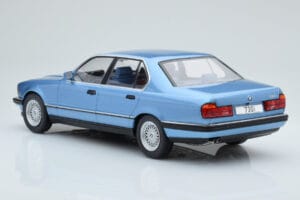 BMW 7 Series E32 730i Sinine MCG 1:18 MCG18160 Metall - pilt 4/5
