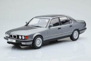 BMW 7 Series E32 740i Hõbedane MCG 1:18 MCG18161 Metall