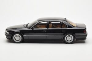 BMW 750iL E38 Must Otto 1:18 OT609 Vaik - pilt 3/6