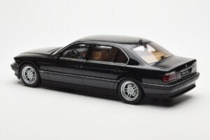 BMW 750iL E38 Must Otto 1:18 OT609 Vaik - pilt 5/6