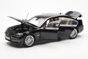 BMW 750Li F02 Facelift Carbon Must Kyosho 1:18 08784BK Metall - pilt 2/8