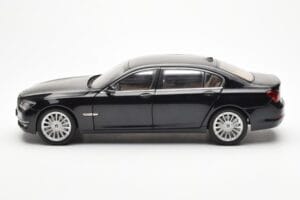 BMW 750Li F02 Facelift Carbon Must Kyosho 1:18 08784BK Metall - pilt 4/8