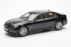 BMW 750Li F02 Facelift Carbon Must Kyosho 1:18