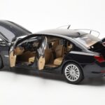 BMW 750Li F02 Facelift Carbon Must Kyosho 1:18 - image 5 of 8