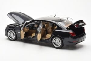 BMW 750Li F02 Facelift Carbon Must Kyosho 1:18 08784BK Metall - pilt 5/8