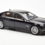 BMW 750Li F02 Facelift Carbon Must Kyosho 1:18 - image 6 of 8