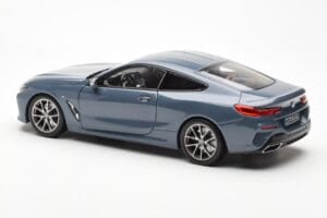 BMW 850i G15 Barcelona Blue Metallic Norev 1:18 80432450995 Metall - pilt 7/8