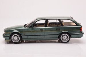 BMW Alpina B10 E34 Touring Tumerohelised MCG 1:18 MCG18331 Metall - pilt 3/6