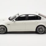 BMW M3 E90 Sedaan Valge GT Spirit 1:18 - image 3 of 6