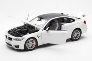 BMW M4 F82 Frozen Brilliant Valge Paragon 1:18 PA-97101 Metall - pilt 2/8