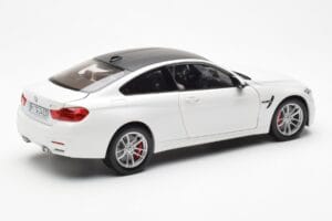 BMW M4 F82 Frozen Brilliant Valge Paragon 1:18 PA-97101 Metall - pilt 3/8
