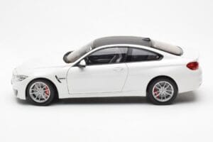 BMW M4 F82 Frozen Brilliant Valge Paragon 1:18 PA-97101 Metall - pilt 4/8
