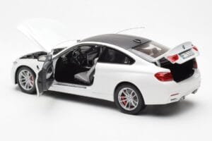 BMW M4 F82 Frozen Brilliant Valge Paragon 1:18 PA-97101 Metall - pilt 5/8
