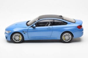 BMW M4 F82 Yas Marina Sinine Paragon 1:18 PA-97102 Metall - pilt 4/8