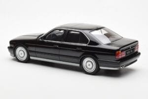 BMW M5 E34 Must Otto 1:18 OT690 Vaik - pilt 5/6
