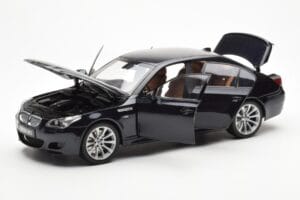 BMW M5 E60 Carbon Must Kyosho 1:18 08593BK Metall - pilt 2/8