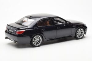 BMW M5 E60 Carbon Must Kyosho 1:18 08593BK Metall - pilt 3/8