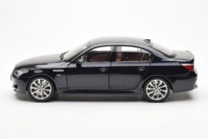 BMW M5 E60 Carbon Must Kyosho 1:18 08593BK Metall - pilt 4/8
