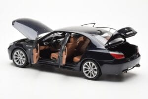 BMW M5 E60 Carbon Must Kyosho 1:18 08593BK Metall - pilt 5/8