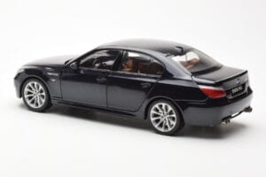 BMW M5 E60 Carbon Must Kyosho 1:18 08593BK Metall - pilt 7/8