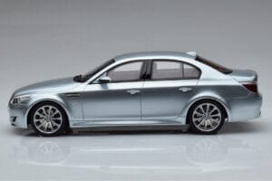 BMW M5 E60 Hõbedane Otto 1:18 OT426 Vaik - pilt 3/6