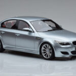 BMW M5 E60 Hõbedane Otto 1:18 - image 4 of 6