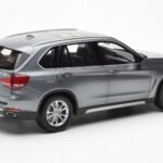 BMW X5 F15 Space Hall Paragon 1:18 - image 3 of 8