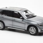 BMW X5 F15 Space Hall Paragon 1:18 - image 6 of 8