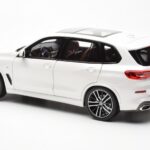 BMW X5 G05 Valge Paragon 1:18 - image 7 of 8