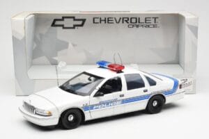 Chevrolet Caprice Sebring Politsei UT Models 1:18 21029 Metall - pilt 6/6