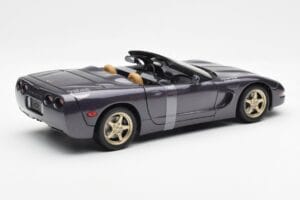 Chevrolet Corvette C5 Kabriolett Lilla Pärl Metallik UT Models 1:18 21010 Metall - pilt 2/6